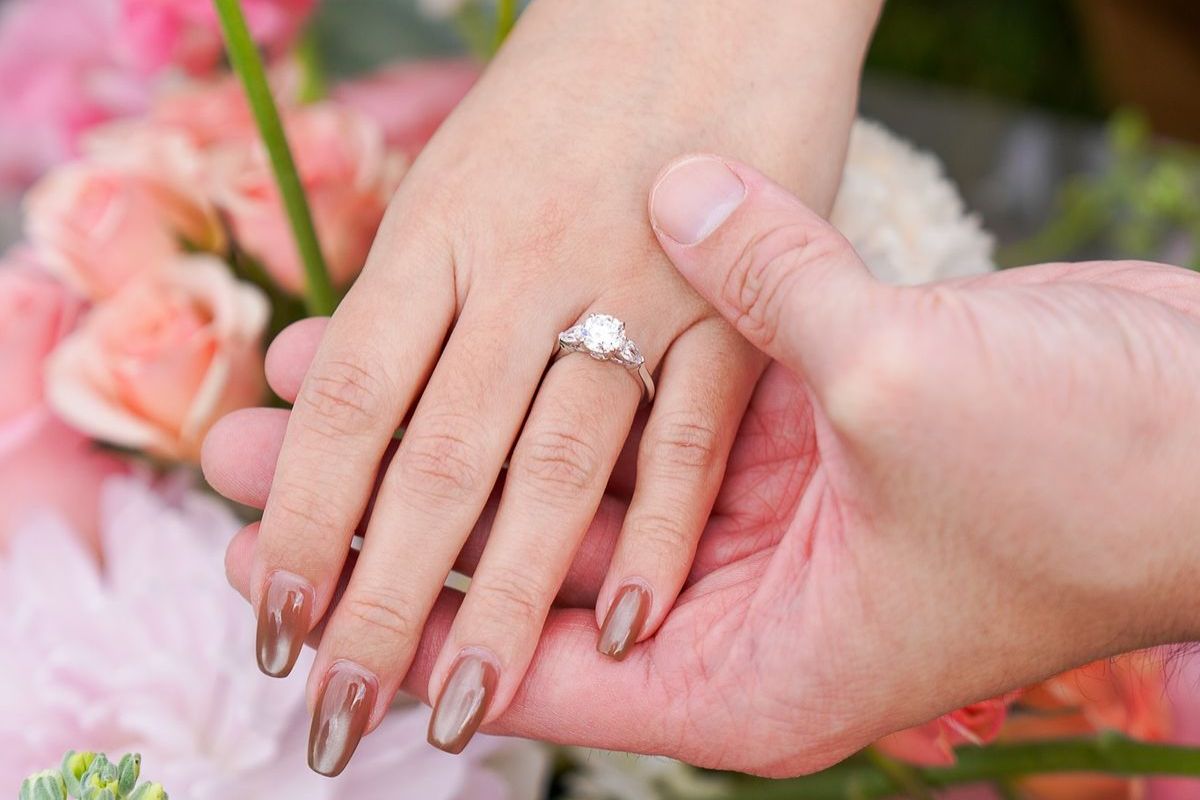 Nên đeo nhẫn cầu hôn vàng vàng, vàng trắng hay vàng hồng?