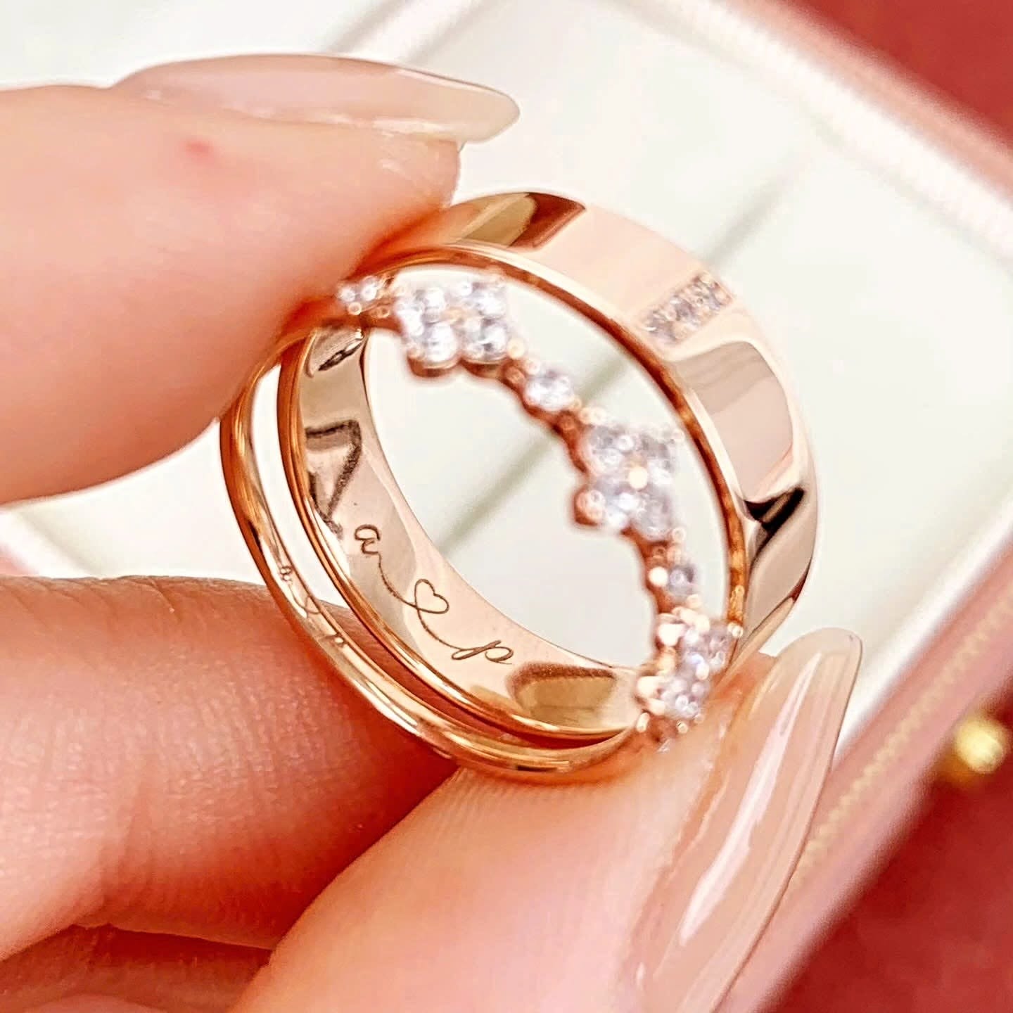 Nhẫn đôi kim cương khắc tên hai người