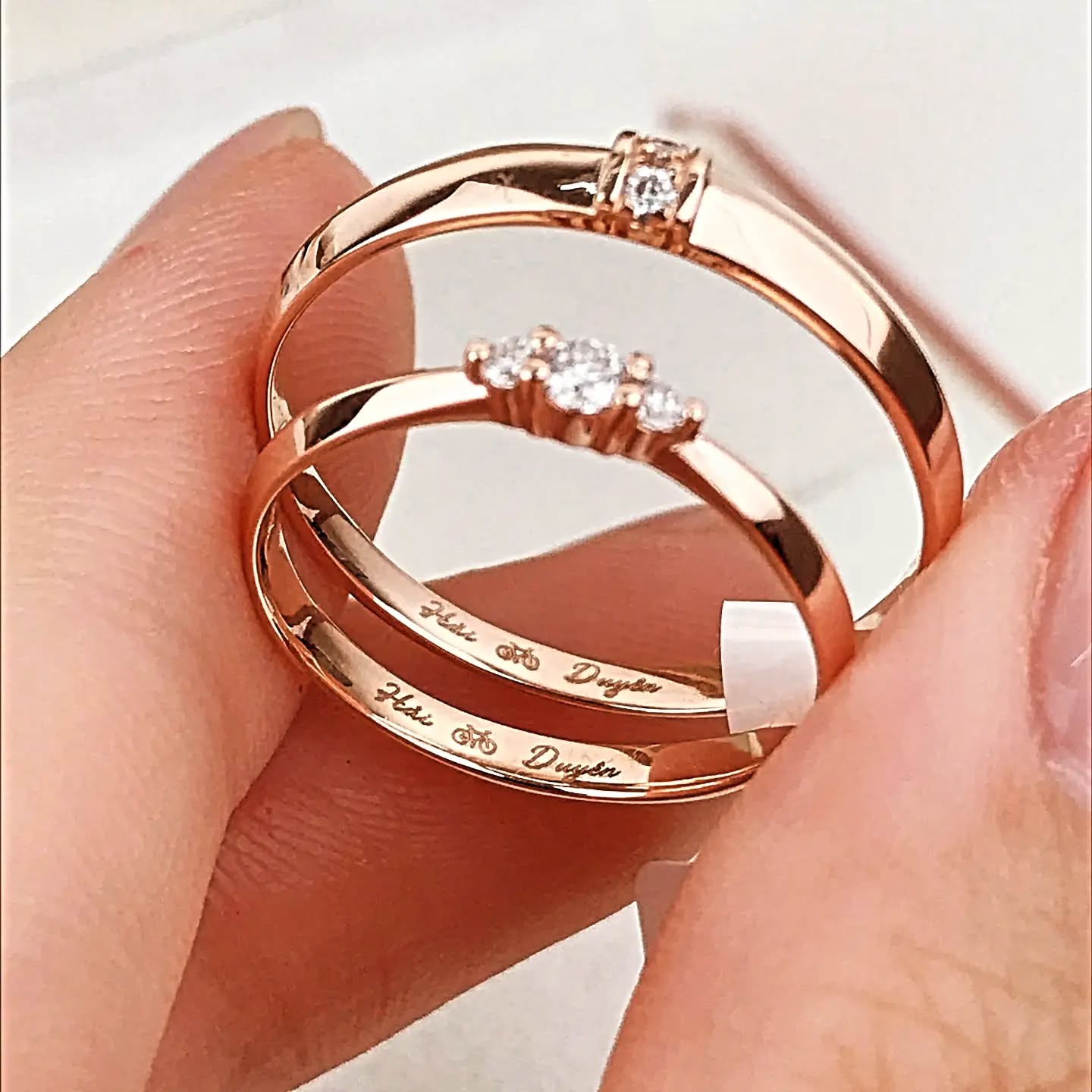 Nhẫn đôi kim cương khắc tên hai người