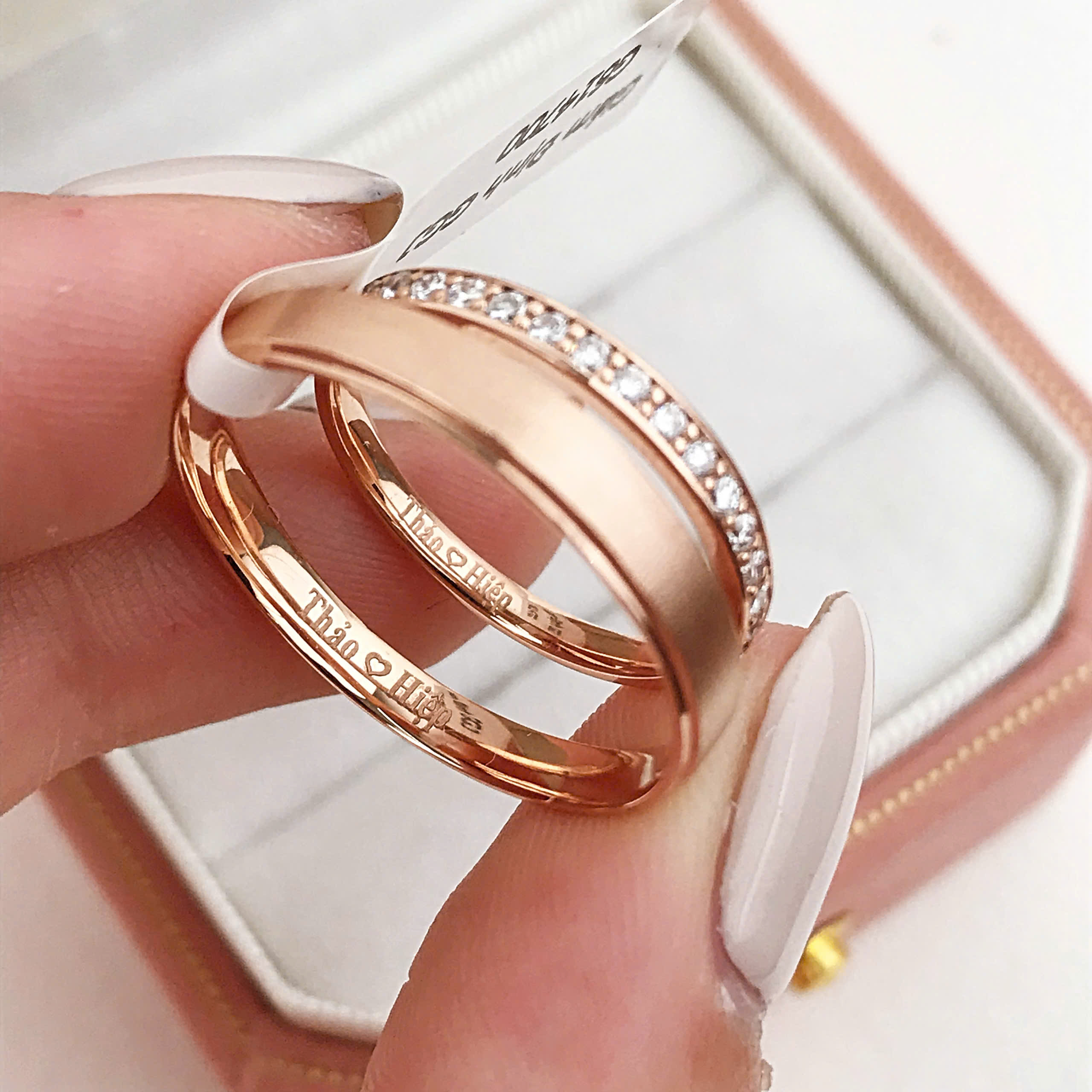 Nhẫn đôi kim cương khắc tên hai người