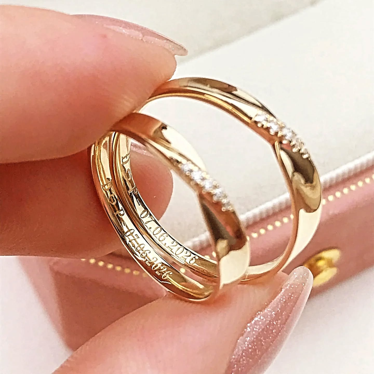 Nhẫn đôi kim cương khắc ngày kỷ niệm