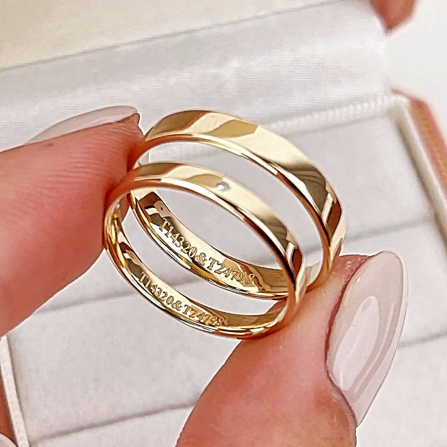 Nhẫn đôi kim cương khắc ngày kỷ niệm