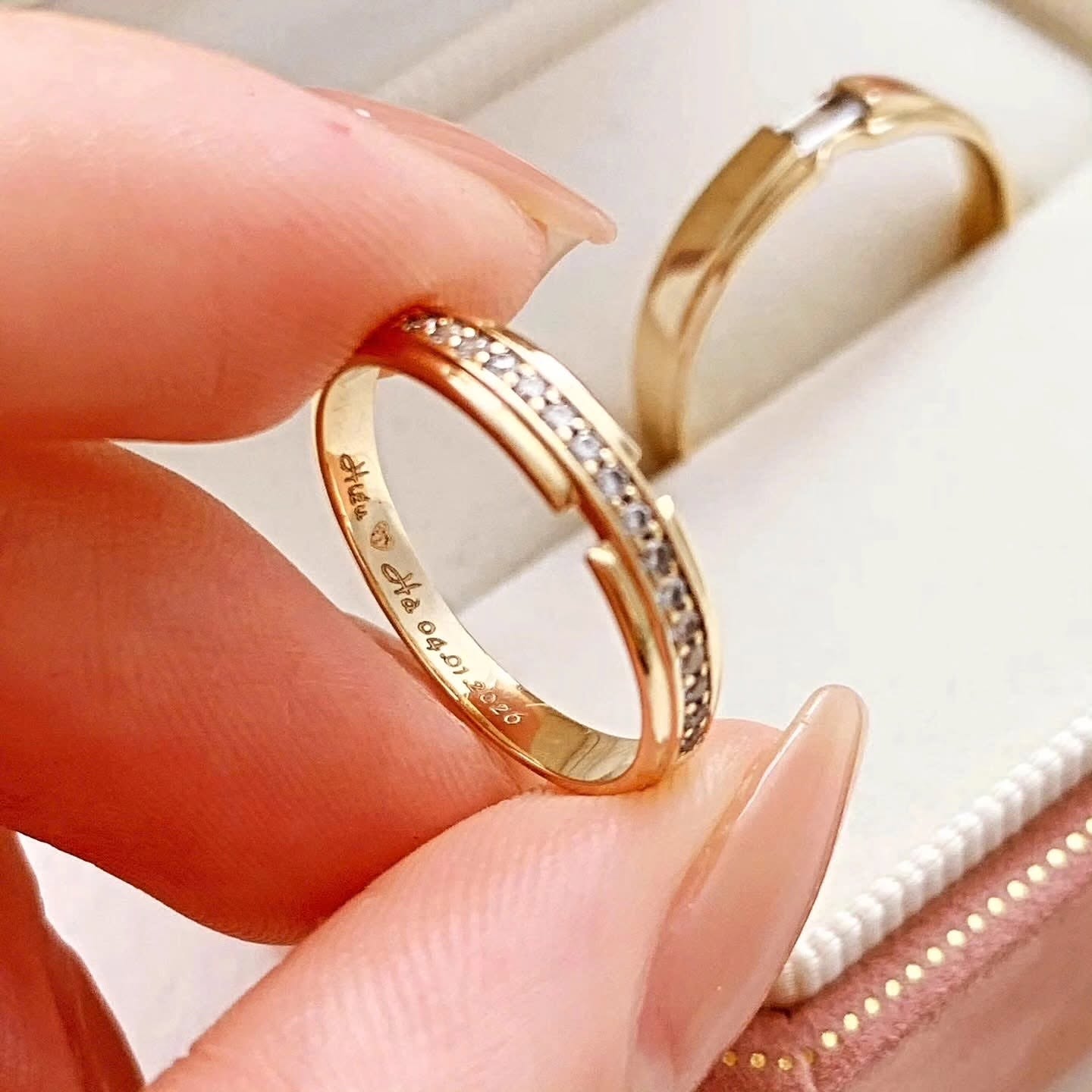 Nhẫn đôi kim cương khắc ngày kỷ niệm