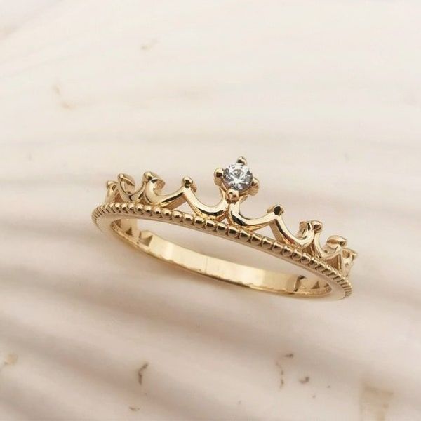Bí quyết chọn mua nhẫn vàng vương miện cho nữ